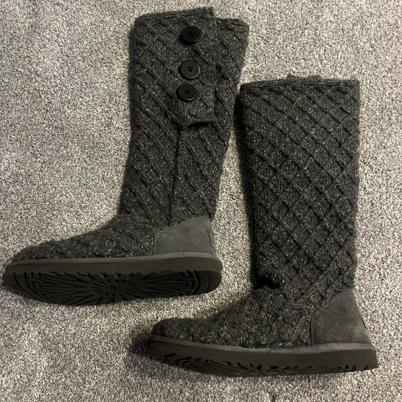 UGG Classic Cardy tall Charcoal Knit Boots with Button Accent size 9 like new - Picture 3 of 8